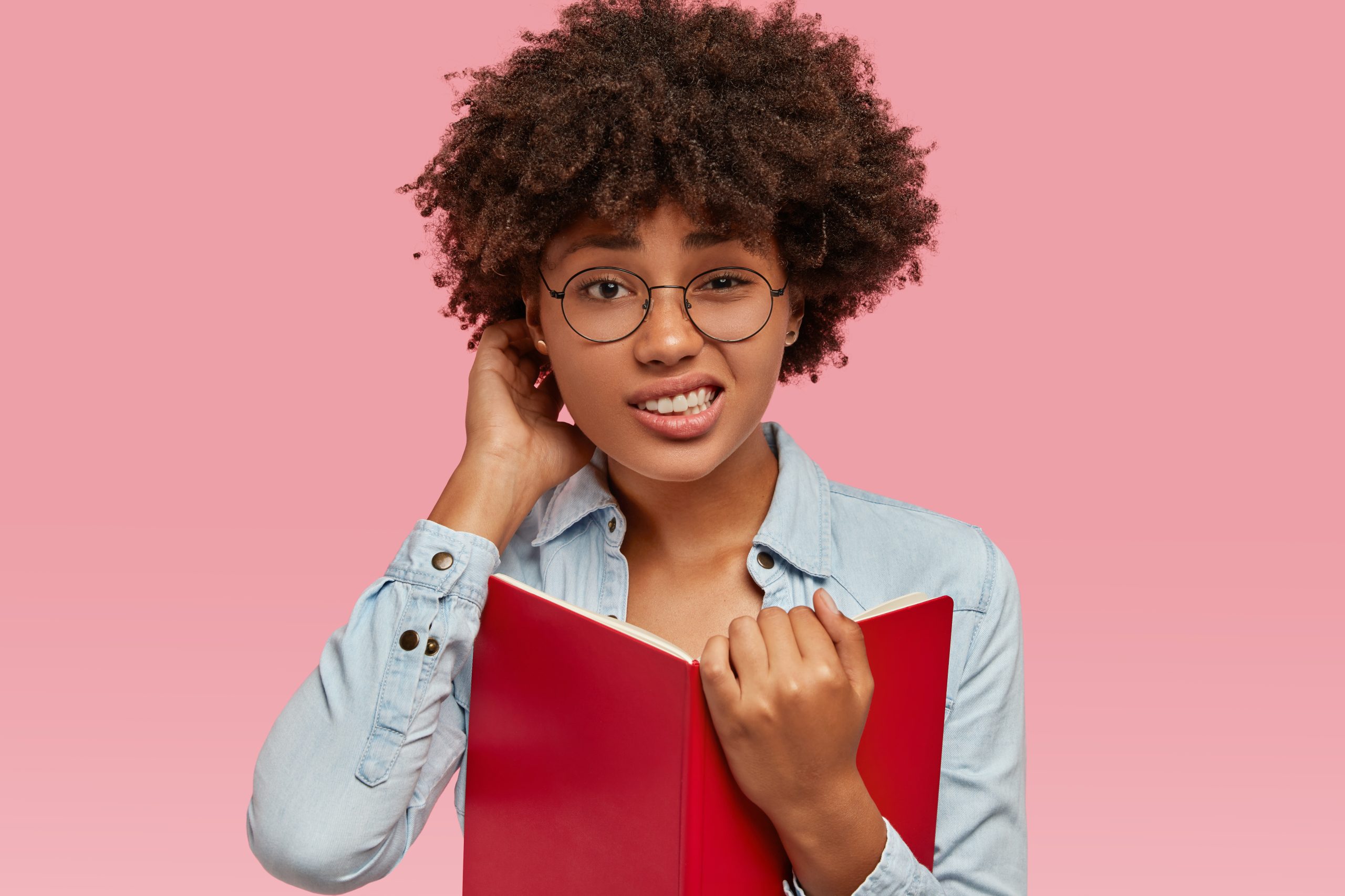 Une apprenante face à une difficulté en français, avant d'être accompagnée par CACEF International