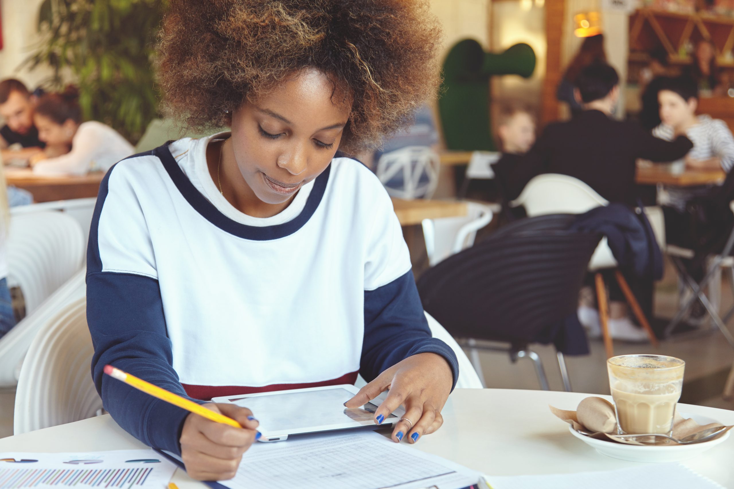 Candidate passant le test de niveau de français CACEEF sur tablette